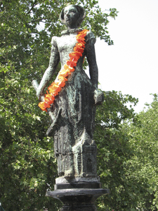 871987 Afbeelding van het door de Utrechtse beeldhouwer Pieter d'Hont vervaardigde bronzen beeldje van Trijn van ...